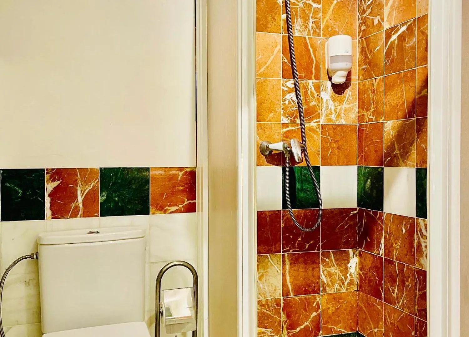 Entrecatedrales Suite Sevilla 0*,  Spanien